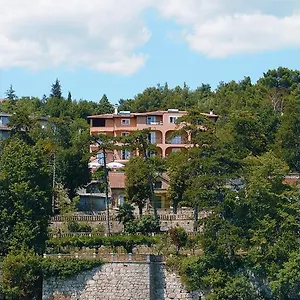 With Private Parking And Breakfast,seaview Villa